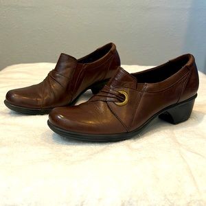 Brown Clarks Bendables